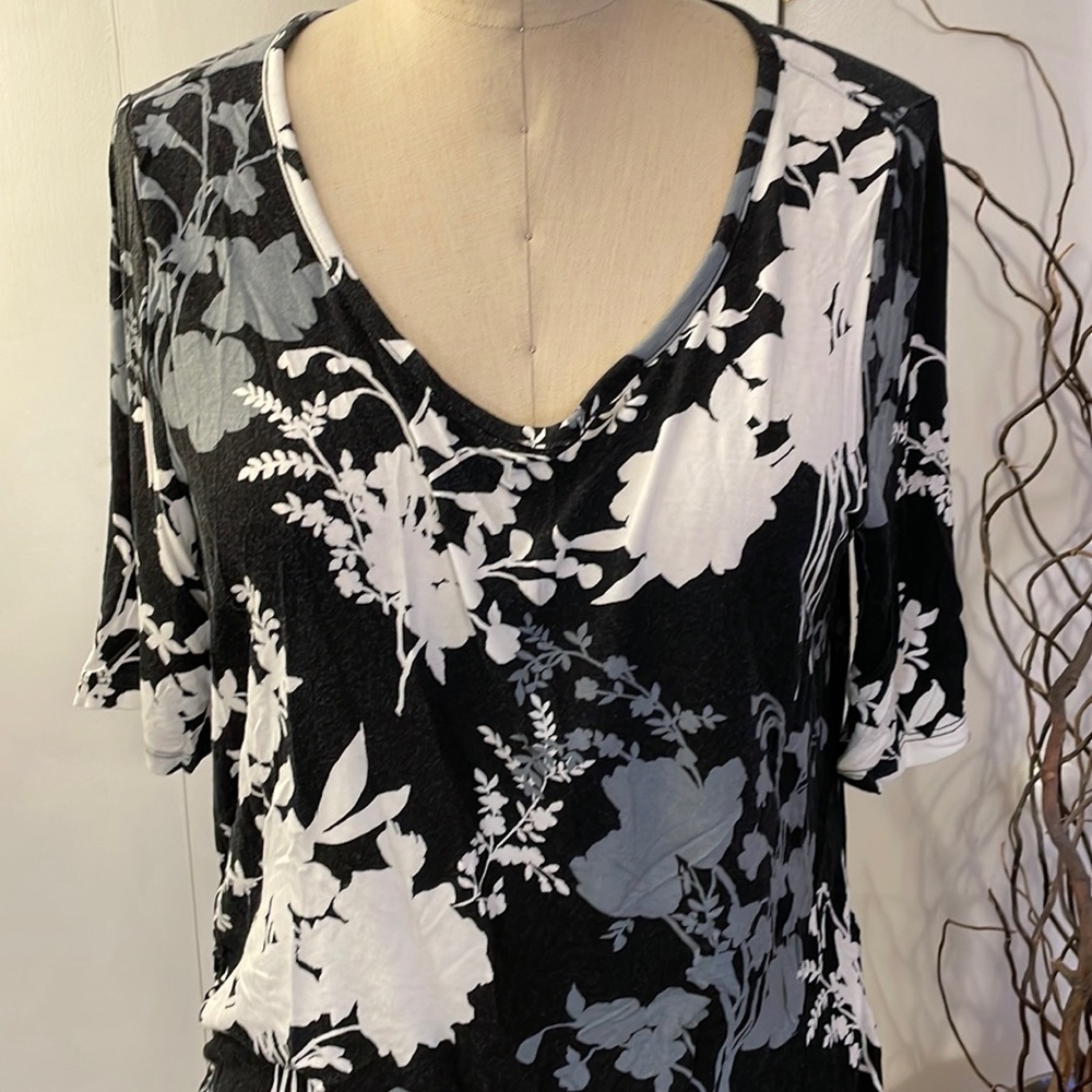 A:glow short sleeve floral scoop neck top with ruched sides - Picture 2 of 8